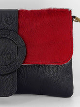 Cargar imagen en el visor de la galerÃa, Bolso bandolera pequeño de piel con solapa de pelo rojo detalle