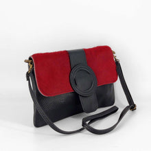 Cargar imagen en el visor de la galerÃa, Bolso flap pequeño de piel con solapa de pelo rojo