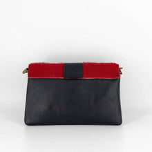 Cargar imagen en el visor de la galerÃa, Bolso flap pequeño de piel con solapa de pelo rojo dorso