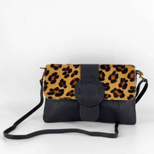 Cargar imagen en el visor de la galerÃa, Bolso flap pequeño de piel con solapa de pelo animal print