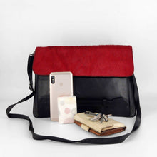 Cargar imagen en el visor de la galería, Bolso clutch con cinta piel vacuno blanda