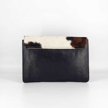 Cargar imagen en el visor de la galería, Bolso clutch con cinta piel vacuno blanda