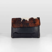 Cargar imagen en el visor de la galería, Bolso clutch con cinta piel vacuno blanda