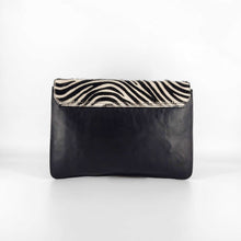 Cargar imagen en el visor de la galería, Bolso clutch con cinta piel vacuno blanda