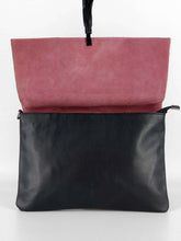 Cargar imagen en el visor de la galería, Bolso flap en piel vacuno con solapa de pelo rojo