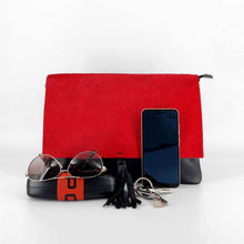 Cargar imagen en el visor de la galería, Bolso flap en piel vacuno con solapa de pelo rojo