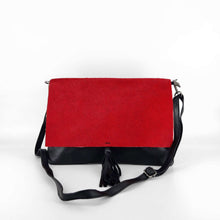 Cargar imagen en el visor de la galería, Bolso flap en piel vacuno con solapa de pelo rojo