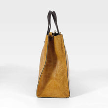 Cargar imagen en el visor de la galerÃa, Bolso de mano de piel rÃgida, dos asas, efecto escamas color mostaza lateral en LaNievina