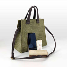 Cargar imagen en el visor de la galerÃa, Bolso de mano de piel rÃgida, dos asas, efecto escamas color verde correa en LaNievina