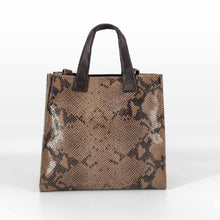 Cargar imagen en el visor de la galerÃa, Bolso de mano de 2 asas, en piel rÃgida efecto escamas, cuadrado.
Correa adicional para llevar como bandolera de 120cm.
Asas en piel marrón.
Cierra con cremallera parcial.
Interior sin forrar, sin bolsillos.
Base de piel color negro.LaNievina