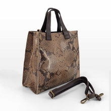 Cargar imagen en el visor de la galerÃa, Bolso de mano de 2 asas, en piel rÃgida efecto escamas, cuadrado.
Correa adicional para llevar como bandolera de 120cm.
Asas en piel marrón.
Cierra con cremallera parcial.
Interior sin forrar, sin bolsillos.
Base de piel color negro. en LaNievina