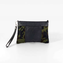 Cargar imagen en el visor de la galerĂa, Bolso bandolera dĂșo texturas piel y pelo camuflaje verde
