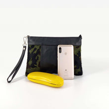 Cargar imagen en el visor de la galerĂa, Bolso bandolera dĂșo texturas piel y pelo camuflaje verde con contenido