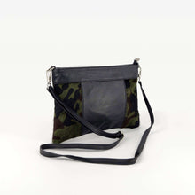 Cargar imagen en el visor de la galerĂa, Bolso bandolera dĂșo texturas piel y pelo camuflaje verdemcorrea