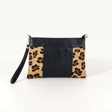 Cargar imagen en el visor de la galerĂa, Bolso bandolera dĂșo texturas piel y pelo animal print leopardo