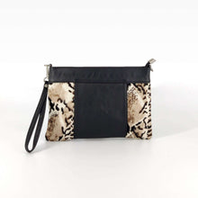 Cargar imagen en el visor de la galerĂa, Bolso bandolera dĂșo texturas piel y pelo serpiente
