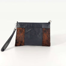 Cargar imagen en el visor de la galerĂa, Bolso bandolera dĂșo texturas piel y pelo potro