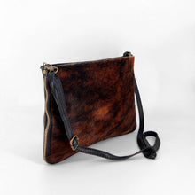 Cargar imagen en el visor de la galería, Bolso bandolera de pelo potro y piel vacuno cremallera