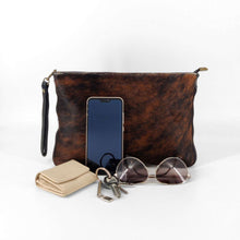 Cargar imagen en el visor de la galería, Bolso bandolera de pelo potro y piel vacuno contenido