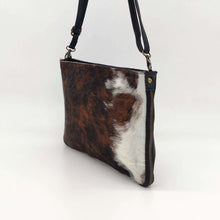 Cargar imagen en el visor de la galería, Bolso bandolera de pelo potro y piel vacuno marron y blanco