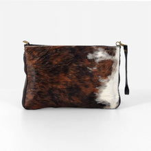 Cargar imagen en el visor de la galería, Bolso bandolera de pelo potro y piel vacuno marron y blanco frontal