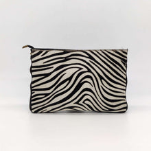 Cargar imagen en el visor de la galería, Bolso bandolera de pelo potro y piel vacuno, diseño cebra
