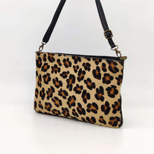Cargar imagen en el visor de la galería, Bolso bandolera de pelo potro y piel vacuno, diseño animal print