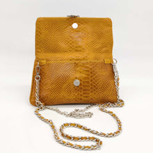 Cargar imagen en el visor de la galería, Bolso flap de piel con doble cadena mostaza abierto
