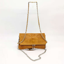Cargar imagen en el visor de la galería, Bolso flap de piel con doble cadena