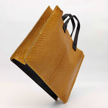 Cargar imagen en el visor de la galería, Bolso cuadrado de piel rígido efecto escamas