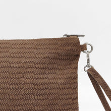 Cargar imagen en el visor de la galería, Bandolera de piel efecto espiga