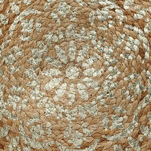 Cargar imagen en el visor de la galería, Bolso de yute redondo, con dibujos tipo mandala en color dorado. Cierra con clip imantado. Ideal para piscina o playa por su gran capacidad. Doble asa para hombro. No forrado. Yute 100%, de LaNievina detalle del dibujo