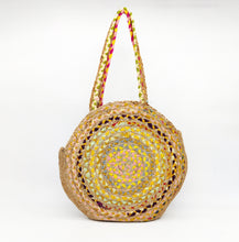 Cargar imagen en el visor de la galería, Bolso de yute de hombro, con doble asa, redondo multicolor, de LaNievina. Ideal para playa o piscina por su gran capacidad. Interior forrado en tela. Cierra con cremallera, multicolor. Hecho artesanalmente.