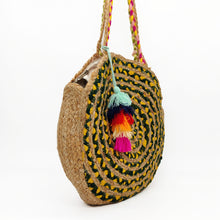 Cargar imagen en el visor de la galería, Bolso de yute de hombro, con doble asa, redondo multicolor, de LaNievina. Ideal para playa o piscina por su gran capacidad. Interior forrado en tela. Cierra con cremallera, multicolor. Hecho artesanalmente., ambas caras diferentes combinaciones. Vistal lateral