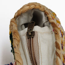 Cargar imagen en el visor de la galería, Bolso de yute de hombro, con doble asa, redondo multicolor, de LaNievina. Ideal para playa o piscina por su gran capacidad. Interior forrado en tela. Cierra con cremallera, multicolor. Hecho artesanalmente., ambas caras diferentes combinaciones. Detalle del cierre cremallera