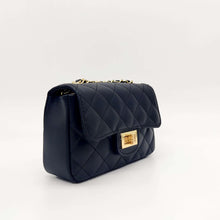 Cargar imagen en el visor de la galería, Bolso de piel acolchado negro rombos, de LaNievina, ladeado