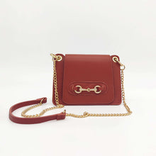 Cargar imagen en el visor de la galería, Bolso de piel con cadena Géminis, de LaNievina, con adorno metálico en el frontal y asa de cadena con hombrera, vista frontal