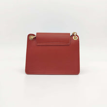 Cargar imagen en el visor de la galería, Bolso de piel con cadena Géminis, de LaNievina, con adorno metálico en el frontal y asa de cadena con hombrera, vista trasera