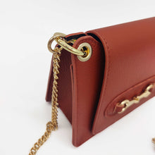 Cargar imagen en el visor de la galería, Bolso de piel con cadena Géminis, de LaNievina, con adorno metálico en el frontal y asa de cadena con hombrera, detalles dorados