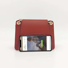 Cargar imagen en el visor de la galería, Bolso de piel con cadena Géminis, de LaNievina, con adorno metálico en el frontal y asa de cadena con hombrera, tamaño pequeño