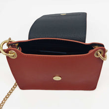 Cargar imagen en el visor de la galería, Bolso de piel con cadena Géminis, de LaNievina, con adorno metálico en el frontal y asa de cadena con hombrera, abierto