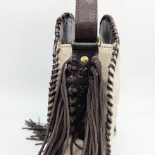 Cargar imagen en el visor de la galería, Bolso redondo de potro con flecos