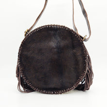 Cargar imagen en el visor de la galería, Bolso redondo de potro con flecos