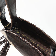 Cargar imagen en el visor de la galería, Bolso redondo de potro con flecos
