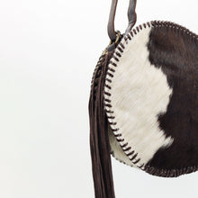 Cargar imagen en el visor de la galería, Bolso redondo de potro con flecos