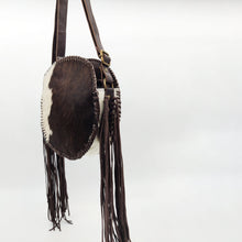 Cargar imagen en el visor de la galería, Bolso redondo de potro con flecos