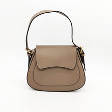 Cargar imagen en el visor de la galería, Bolso de piel vacuno rígida de LaNievina, con asa praa llevar en el brazo y además asa ajustable larga para llevar colgado al hombro. Cierra con clip imantado y cremallera. Interior forrado textil con bolsillo cerrado. Bajo la solapa lleva un bolsillo plano. Hebillas doradas. Vista frontal.