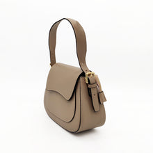 Cargar imagen en el visor de la galería, Bolso de piel vacuno rígida de LaNievina, con asa praa llevar en el brazo y además asa ajustable larga para llevar colgado al hombro. Cierra con clip imantado y cremallera. Interior forrado textil con bolsillo cerrado. Bajo la solapa lleva un bolsillo plano. Hebillas doradas. Vista ladeado