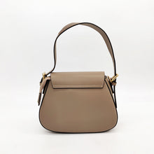 Cargar imagen en el visor de la galería, Bolso de piel vacuno rígida de LaNievina, con asa praa llevar en el brazo y además asa ajustable larga para llevar colgado al hombro. Cierra con clip imantado y cremallera. Interior forrado textil con bolsillo cerrado. Bajo la solapa lleva un bolsillo plano. Hebillas doradas. Vista trasera