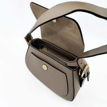 Cargar imagen en el visor de la galería, Bolso de piel vacuno rígida de LaNievina, con asa praa llevar en el brazo y además asa ajustable larga para llevar colgado al hombro. Cierra con clip imantado y cremallera. Interior forrado textil con bolsillo cerrado. Bajo la solapa lleva un bolsillo plano. Hebillas doradas. Vista con el bolso abierto, con la cremallera